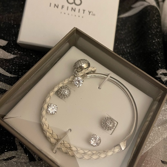 Infinity & Co. England, New In Box, Bracelet and Earrings set. - Picture 2 of 2